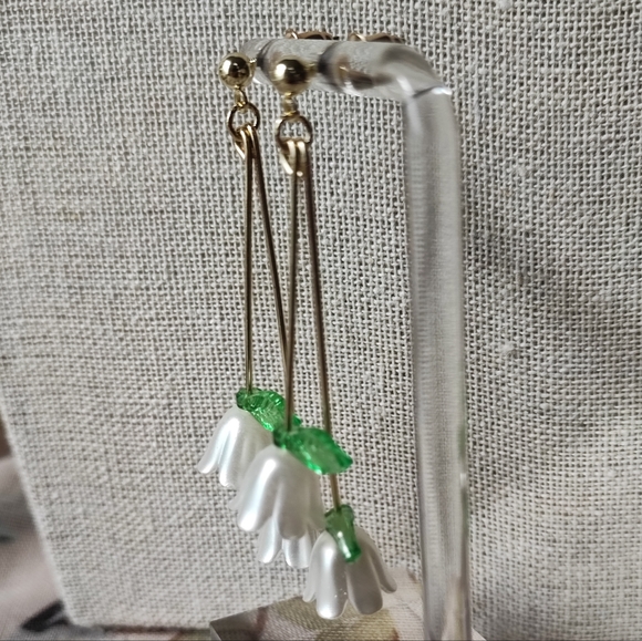 Lily of the Valley Flower Garden Plastic Gold Tone Pierced Earrings Brand New - Picture 14 of 15